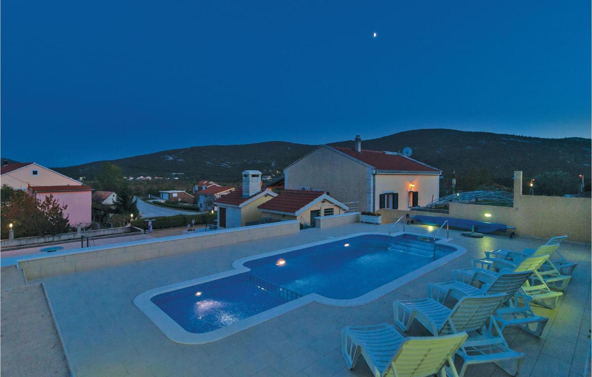 Cozy Home In Neoric With Outdoor Swimming Pool Exterior foto
